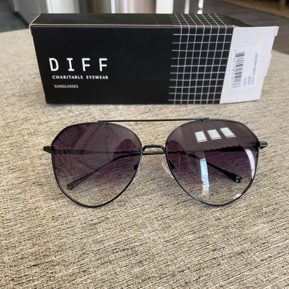 DIFF Aviators “Jane” New in Box